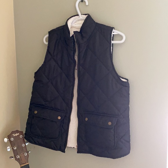 Black quilted Sherpa vest size M new with tags - Picture 4 of 4